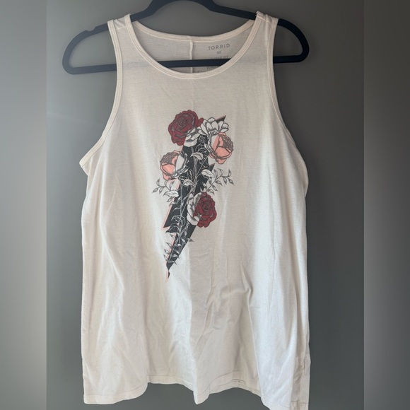 Torrid, size 00 (XL), off white tank with heart graphic. Polyester/cotton blend - Picture 2 of 5